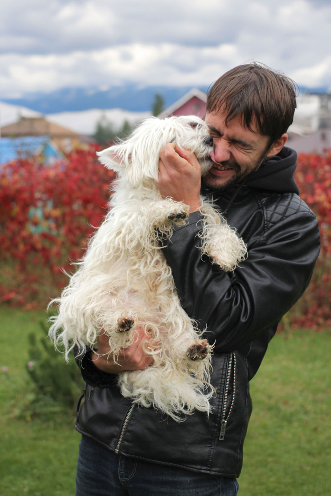Homme câlinant son chien de compagnie