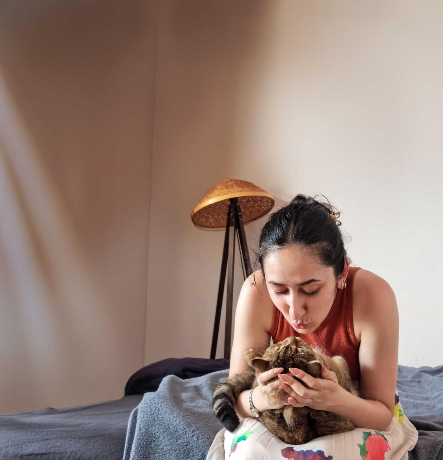 Femme jouant avec son chat de compagnie